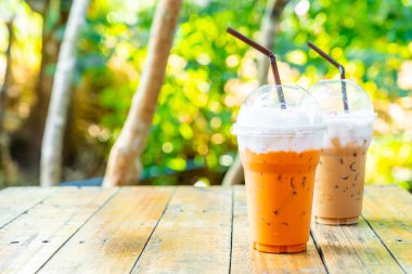 Tay buzlu süt çay ve buzlu kahve kahve fincanı