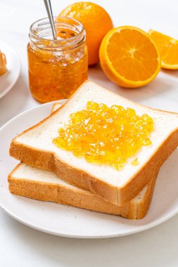 Portakal reçelli ekmek dilimleri 