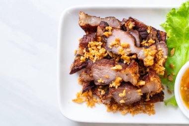 Fried çizgili domuz eti veya gevrek domuz eti veya derin kızarmış domuz eti