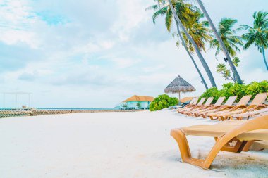 tropikal Maldivler Adası plaj ve deniz ile plaj sandalyesi