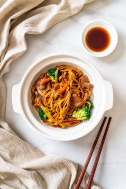 domuz ve sebze ile kızarmış erişte