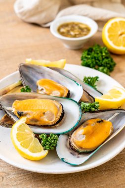 Limonlu ve maydanozlu midye