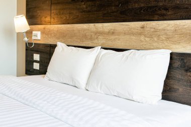 Beyaz rahat yastıklar 