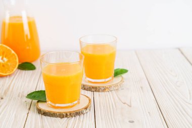 Ahşap arka plan üzerinde taze portakal suyu