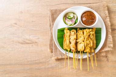 Domuz Satay-ızgara domuz fıstığı sosu veya tatlı ile servis ve 