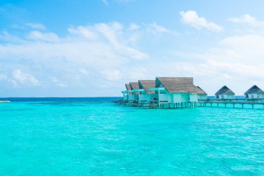 plaj ve deniz ile tropikal Maldivler tatil otel ve ada