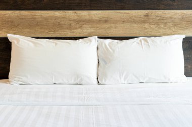 Beyaz rahat yastıklar 