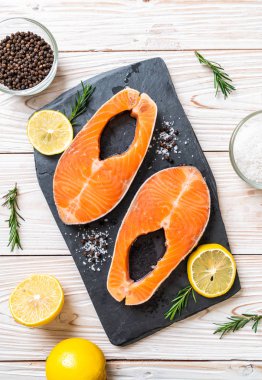 taze çiğ somon fileto biftek