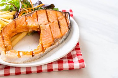 sebze ve patates kızartması ile ızgara somon biftek fileto