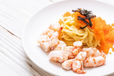 karidesler ve karides yumurtası ile spagetti kremsi