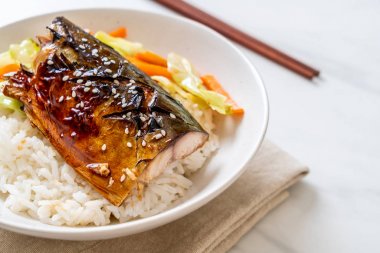 saba balık tepesinde ekmek kapısı üzerinde teriyaki soslu ızgara