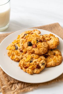 Mısır gevreği üzüm ve badem ile kurabiye