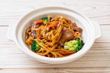 domuz ve sebze ile kızarmış erişte