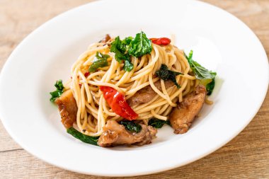 tavuk ve fesleğen ile karıştırın-kızarmış spagetti