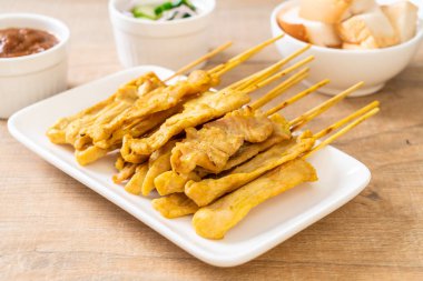 Domuz Satay-ızgara domuz fıstığı sosu veya tatlı ile servis ve 