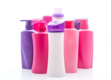 Beyaz arka plan üzerinde şampuan veya saç kremi şişe