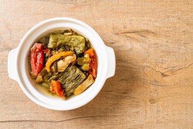 Acı kabak ve domuz eti ile korunmuş hardal yeşil çorba 