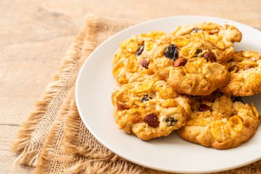 Mısır gevreği üzüm ve badem ile kurabiye