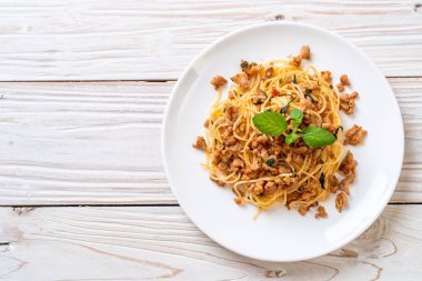 Kıyılmış domuz eti ve fesleğen ile tavada kızartılmış spagetti