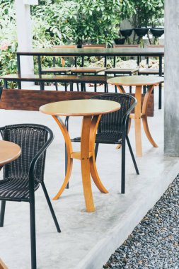 cafe restoranda masa ve sandalye