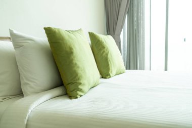 Yatak odasının iç tarafında yastık ve yatak dekorasyonu.