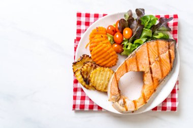 sebze ve patates kızartması ile ızgara somon biftek fileto