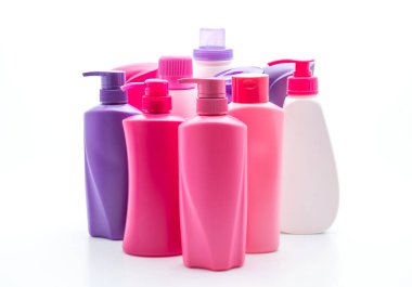 Beyaz arka plan üzerinde şampuan veya saç kremi şişe