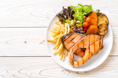 sebze ve patates kızartması ile ızgara somon biftek fileto