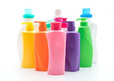 Beyaz arka plan üzerinde şampuan veya saç kremi şişe