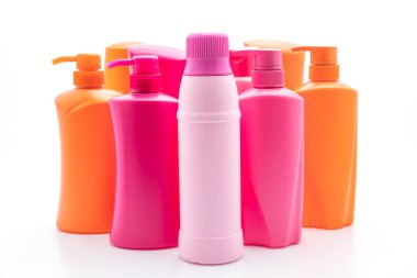 Beyaz arka plan üzerinde şampuan veya saç kremi şişe