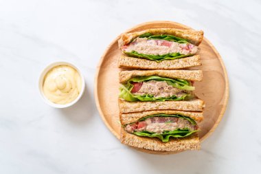 Ev yapımı ton balıklı sandviç 