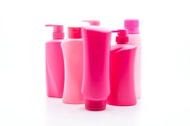 Beyaz arka plan üzerinde şampuan veya saç kremi şişe