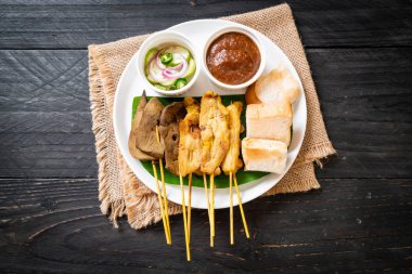 Fıstık sosu ve turşu ile domuz Satay cucumbe olan