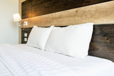 Beyaz rahat yastıklar 