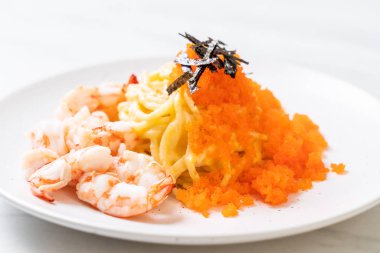 karidesler ve karides yumurtası ile spagetti kremsi