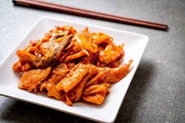 kimchi ile tavada kızartılmış domuz eti