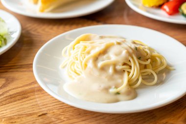 beyaz krem sos ile spagetti