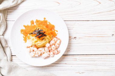 karidesler ve karides yumurtası ile spagetti kremsi