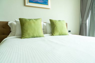 Yatak odasının iç tarafında yastık ve yatak dekorasyonu.