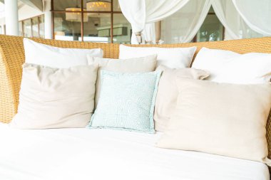 veranda sandalyesinde rahat yastık