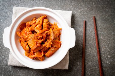 kimchi ile tavada kızartılmış domuz eti