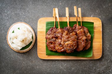 saptırılmış süt domuz beyaz yapışkan pirinç ile ızgara