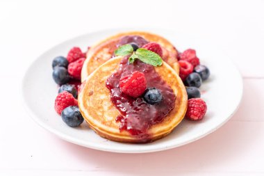 Taze ahududu ve yaban mersini ile gözleme