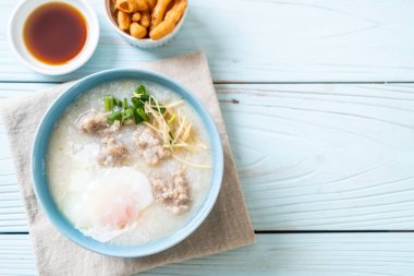 kase kıyılmış domuz eti ile pirinç çorbası 