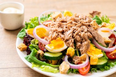 Sebze salatası ve yumurta ile tuna