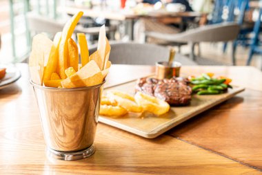 sebze ve patates kızartması ile Orta nadir Sığır biftek