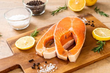 taze çiğ somon fileto biftek