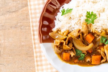 Japon köri pirinç dilimlenmiş domuz eti, havuç ve soğan ile