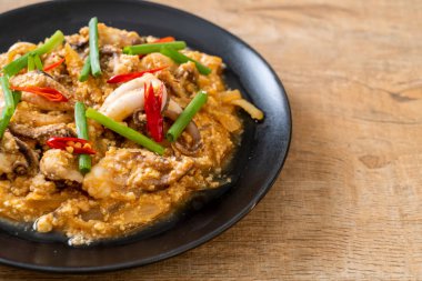 Tavada kızartılmış kalamar ve ahtapot tuzlu yumurta ile