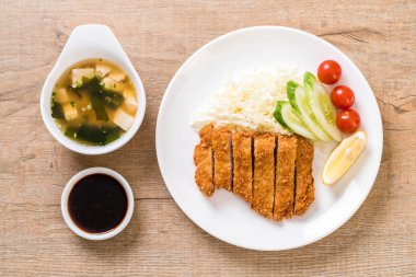Japon derin kızarmış domuz pirzola (tonkatsu kümesi)